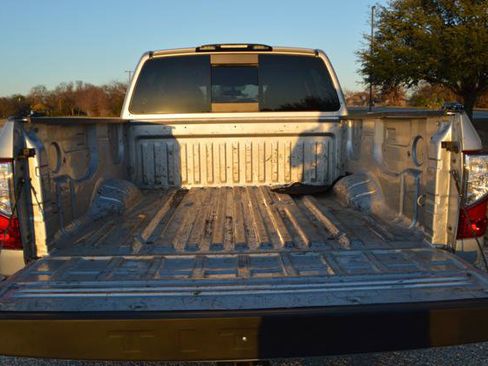 Used 2017 Nissan Titan SV image 9