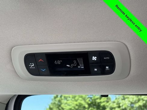Used 2023 Chrysler Pacifica Touring-L FWD image 28