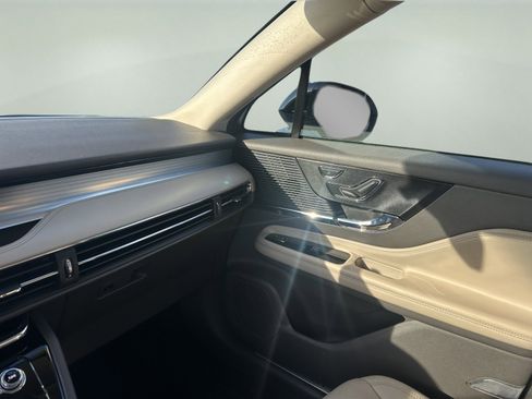 Used 2022 Lincoln Corsair AWD w/ Premium Package image 16