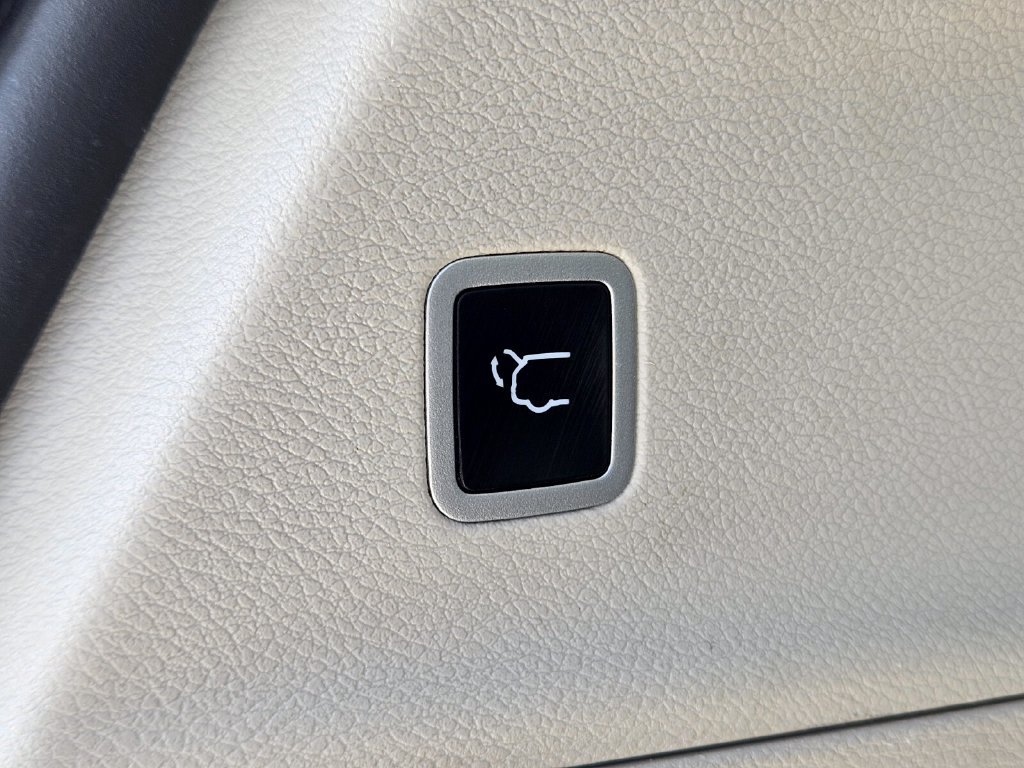 Used 2024 Chrysler Pacifica Touring-L FWD image 34