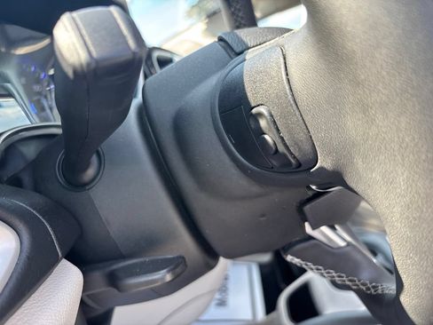 Used 2023 Chrysler Pacifica Touring-L FWD image 21