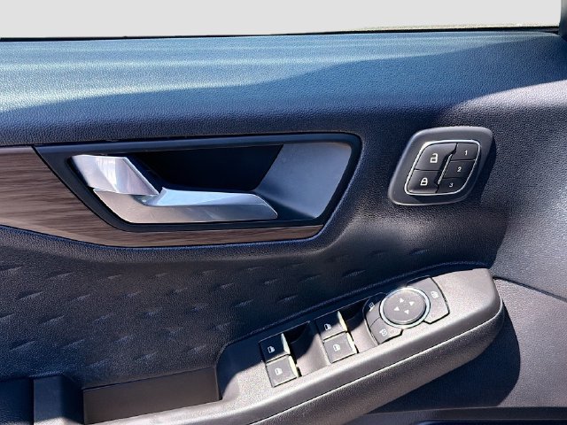 Used 2020 Ford Escape Titanium AWD/4WD image 18