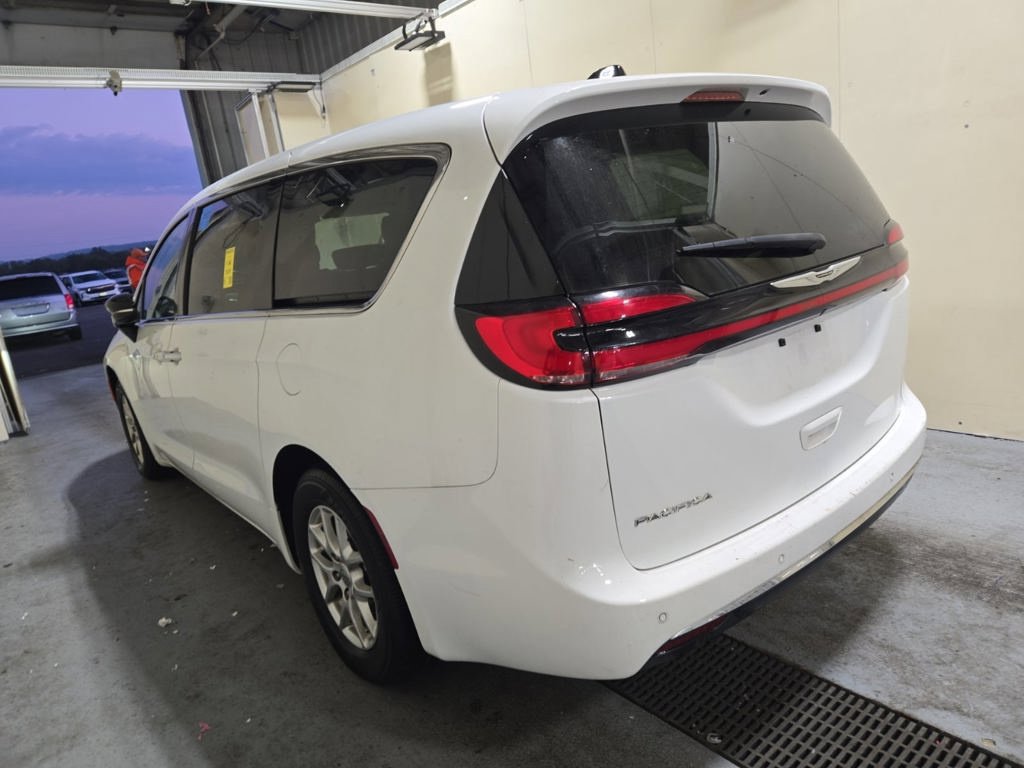 Used 2024 Chrysler Pacifica Touring-L FWD image 15
