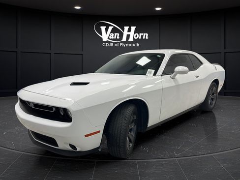 Used 2019 Dodge Challenger SXT RWD image 3