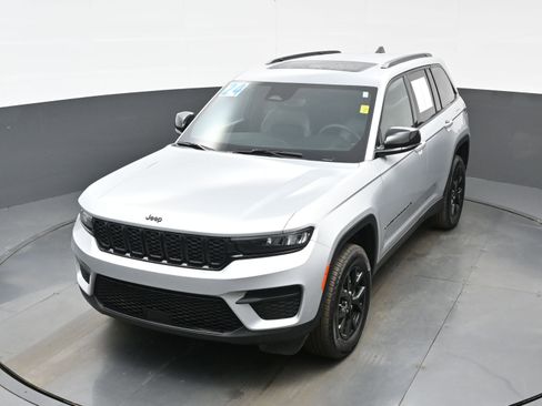 Used 2024 Jeep Grand Cherokee Altitude image 33