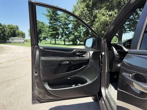 Used 2018 Dodge Grand Caravan SE FWD image 19