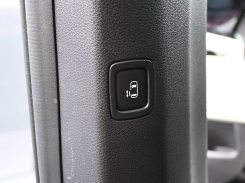Used 2024 Kia Carnival EX FWD image 25