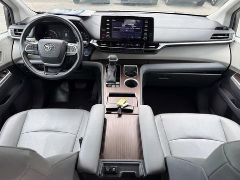 Certified 2024 Toyota Sienna XLE FWD image 19