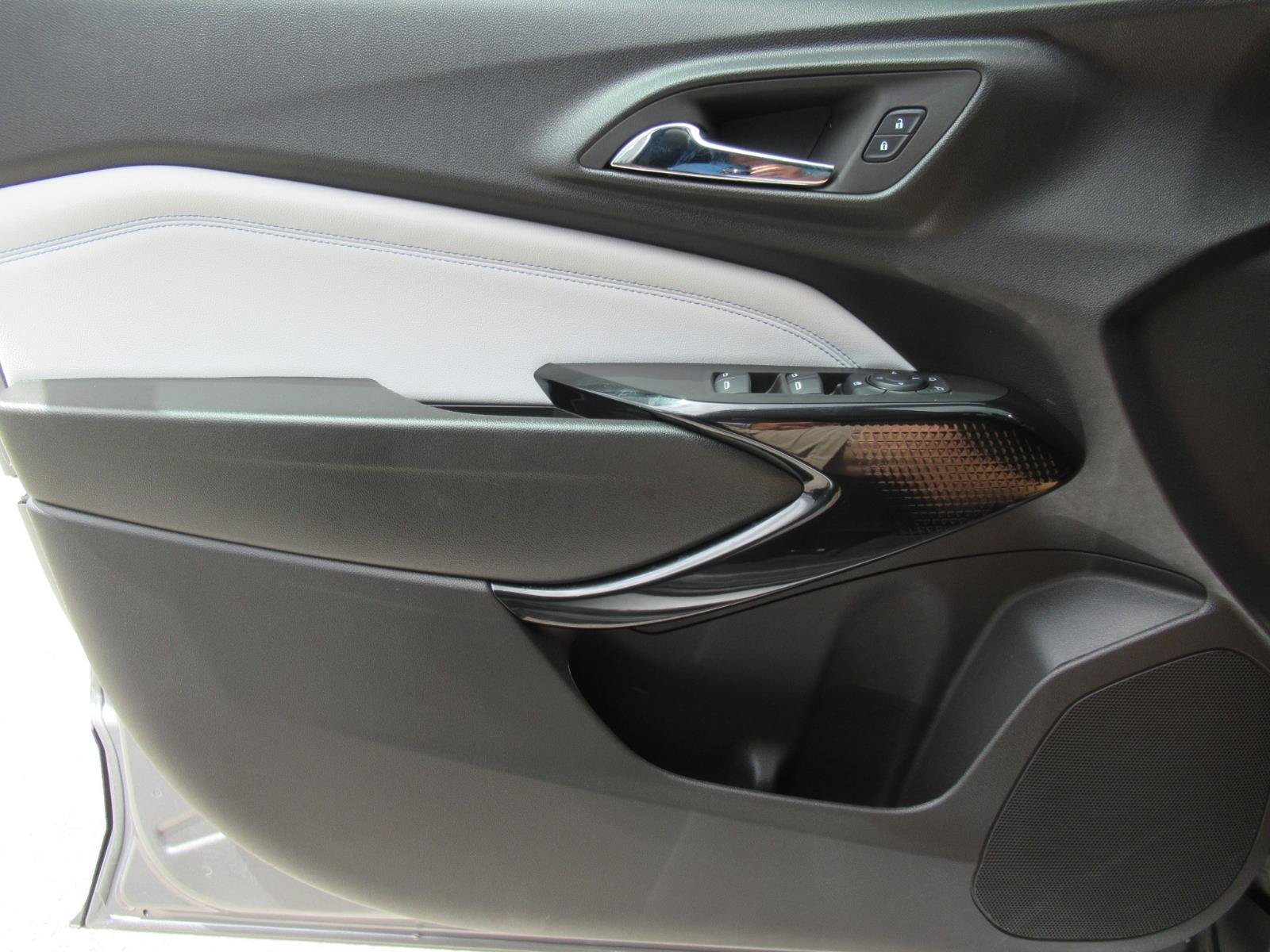 Used 2025 Chevrolet Trax LT w/ Sunroof Package FWD image 21