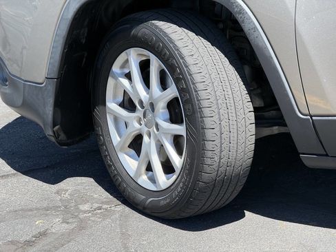 Used 2016 Jeep Cherokee Latitude w/ Comfort & Sound Group FWD image 15