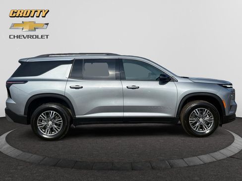 Used 2025 Chevrolet Traverse LT image 6