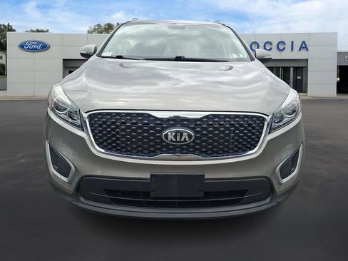 Used 2017 Kia Sorento AWD w/ LX Convenience Package image 2
