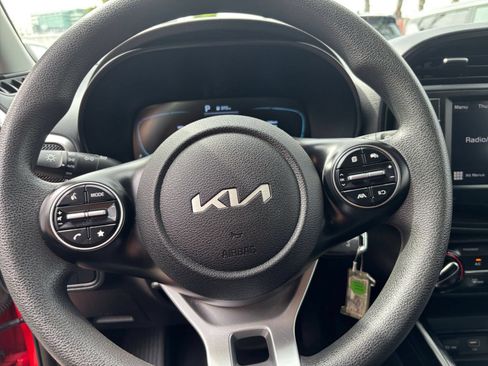 Used 2025 Kia Soul LX w/ LX Technology Package FWD image 25