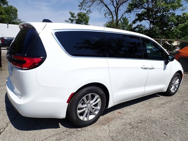 New 2027 Chrysler Pacifica Select FWD image 7