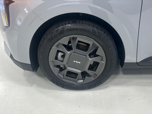 Used 2025 Kia Carnival EX FWD image 9