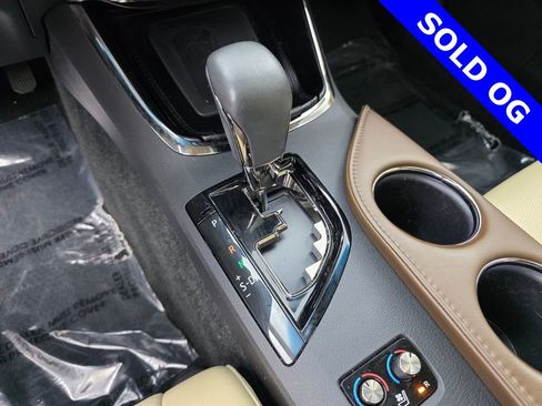 Used 2017 Toyota Avalon Limited image 24