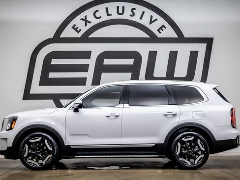 Used 2023 Kia Telluride EX w/ EX Captain's Chair Package FWD image 5
