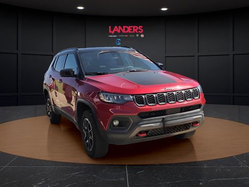 Used 2025 Jeep Compass Trailhawk AWD/4WD image 4