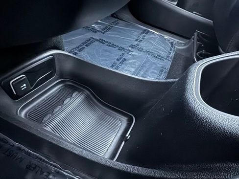 Used 2024 Chrysler Pacifica Select image 19