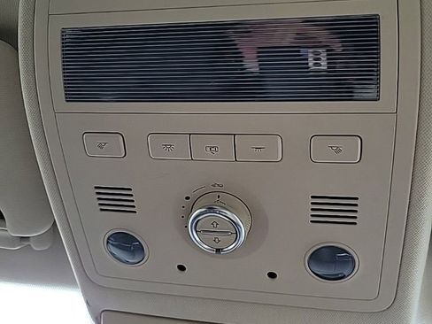 Used 2016 Volkswagen Touareg VR6 image 12