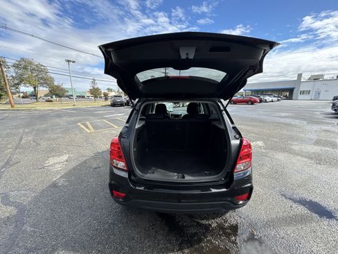 Used 2022 Chevrolet Trax LS w/ Tint and Cruise Package image 27
