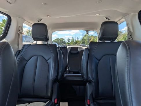 Used 2024 Chrysler Pacifica Limited FWD image 17