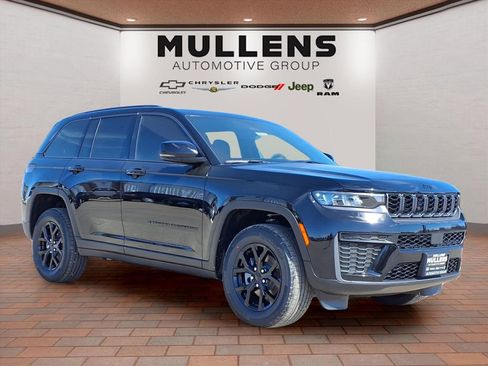 New 2026 Jeep Grand Cherokee Laredo image 3