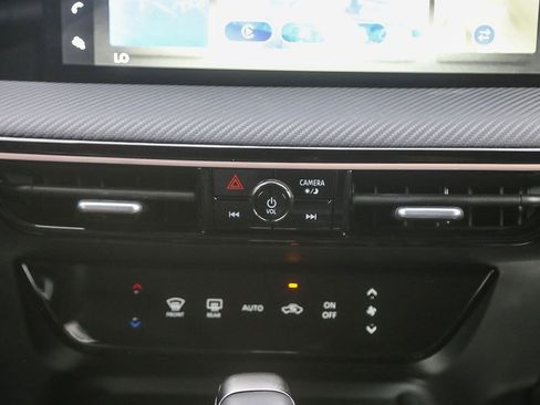 Used 2025 Nissan Kicks SR image 12