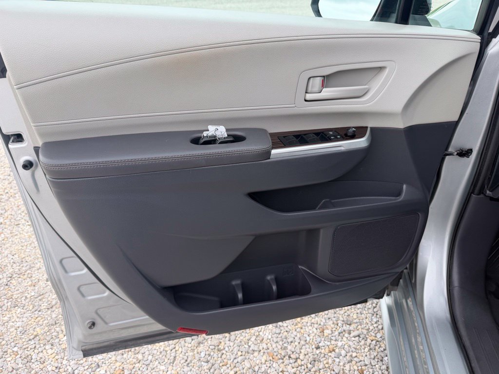 Used 2022 Toyota Sienna LE AWD/4WD image 9