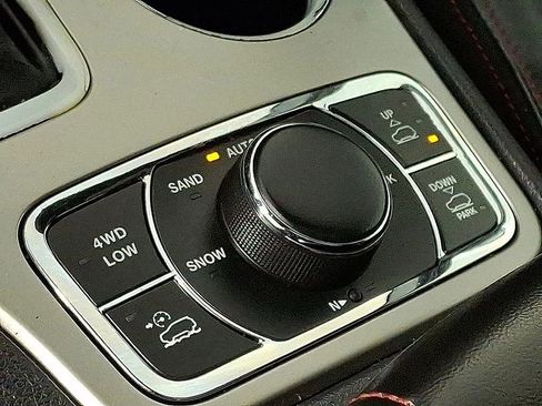 Used 2018 Jeep Grand Cherokee Trailhawk AWD/4WD image 25