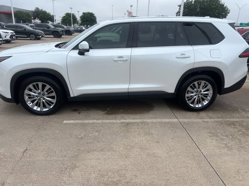 Used 2025 Toyota Grand Highlander AWD image 3