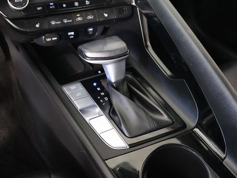 Certified 2025 Hyundai Elantra Limited FWD image 9
