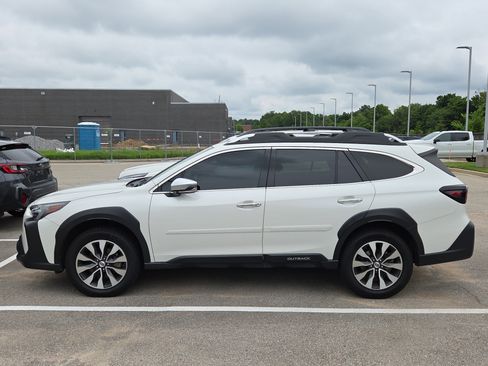 Used 2023 Subaru Outback Touring AWD/4WD image 5