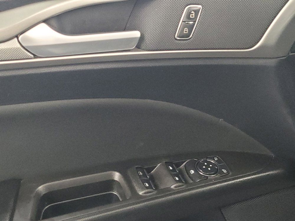 Used 2020 Ford Fusion SE FWD image 27