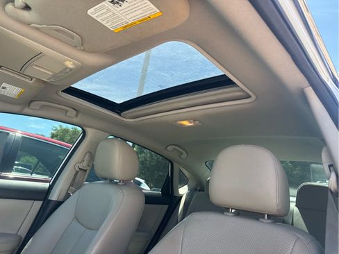 Used 2015 Nissan Sentra SL w/ SL Premium Package FWD image 9