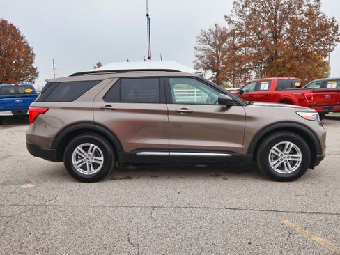 Used 2021 Ford Explorer XLT w/ Equipment Group 202A image 6