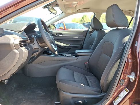 Used 2024 Nissan Altima 2.5 SV FWD image 14