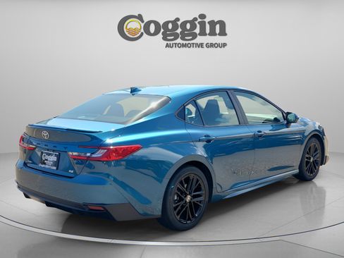 Used 2025 Toyota Camry SE image 5