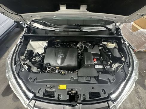 Used 2017 Toyota Highlander XLE AWD/4WD image 22