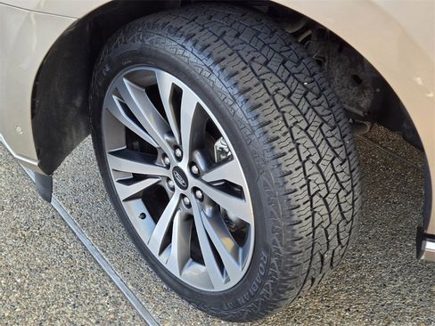 Used 2020 Ford Expedition Platinum image 2