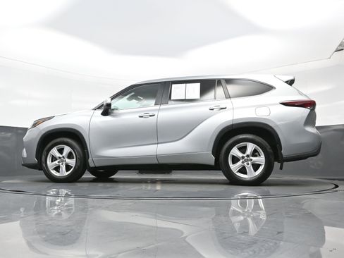 Used 2024 Toyota Highlander LE AWD/4WD image 29