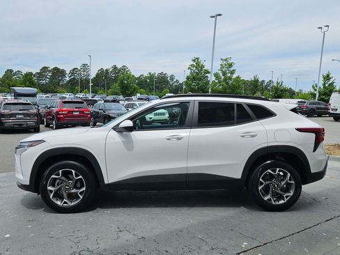 Used 2025 Chevrolet Trax LT w/ LT Convenience Package FWD image 4