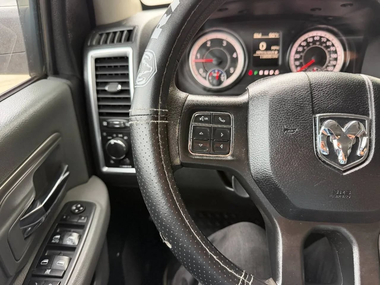 Used 2018 RAM 2500 SLT AWD/4WD image 26