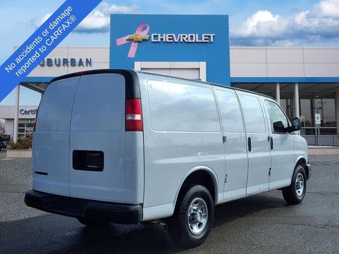 Used 2018 Chevrolet Express 3500 w/ Driver Convenience Package image 5