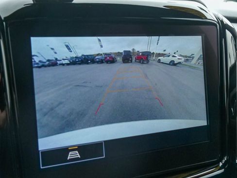 Used 2023 Chevrolet Traverse LT FWD image 24