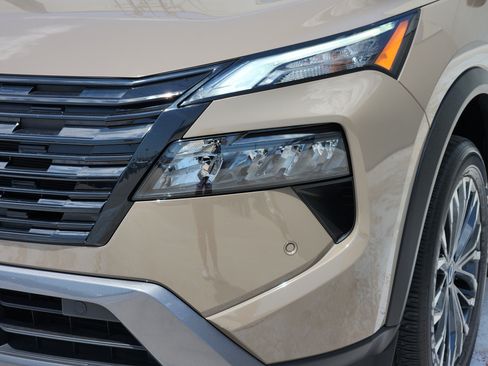 Used 2025 Nissan Rogue SL w/ Tech Package FWD image 11
