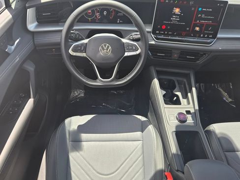 Certified 2026 Volkswagen Tiguan SE w/ Panoramic Sunroof Package FWD image 13