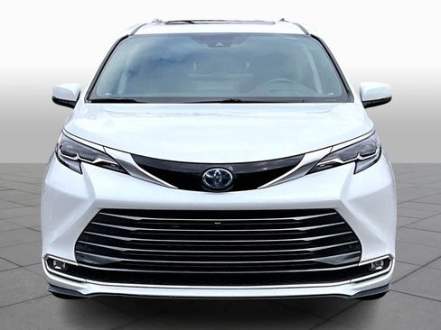 Used 2024 Toyota Sienna Platinum image 3
