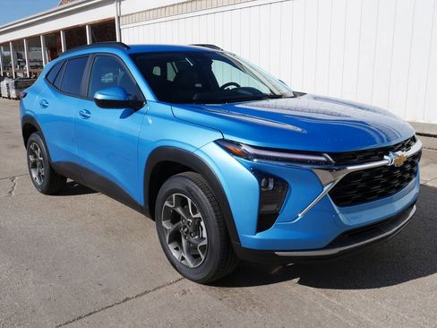 New 2026 Chevrolet Trax LT FWD image 2