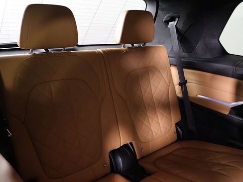 Used 2024 BMW X7 xDrive40i w/ M Sport Package image 39